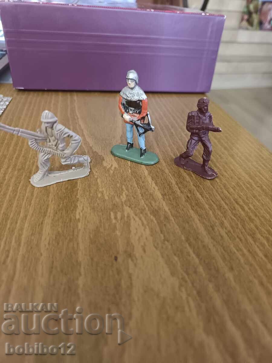 Livrarea Soldăței / figurine retro din plastic (cavaler și soldați)