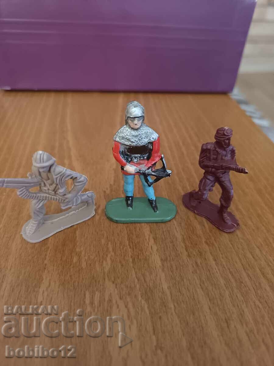 Soldăței / figurine retro din plastic (cavaler și soldați)