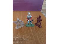 Retro plastic toy soldiers / figures (knight and soldiers)