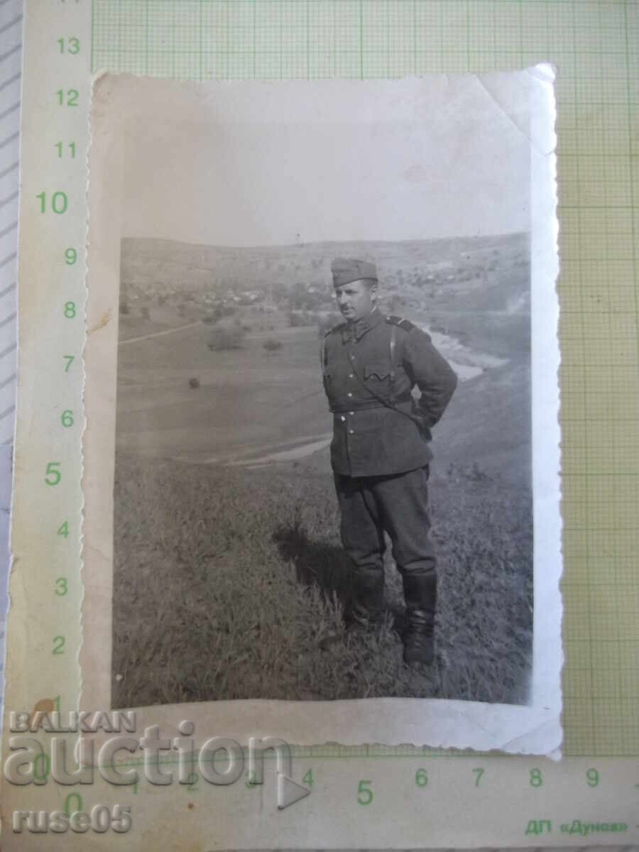 Снимка на военен на баира до село Факия стара