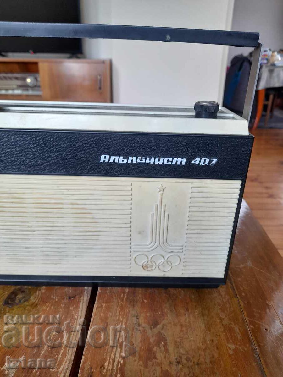Старо радио,радиоприемник Алпинист 407 с цена € 78.00 | 152.56 лв.
