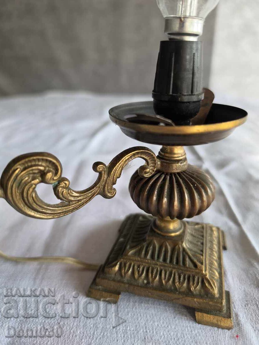 Παράδοση Vintage ορειχάλκινο επιτραπέζιο φωτιστικό Παράδοση Vintage ορειχάλκινο επιτραπέζιο φωτιστικό