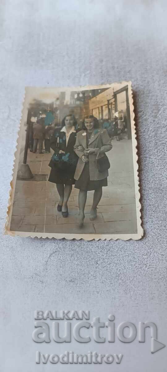 Снимка София Две млади момичета на разходка 1942