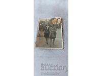 Снимка София Две млади момичета на разходка 1942