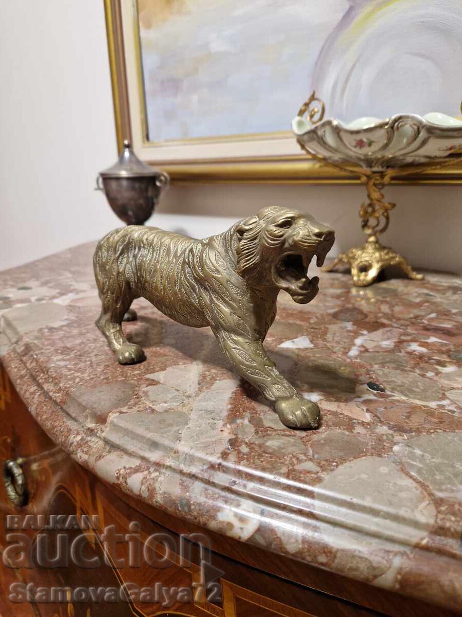 Прекрасна антикварна английска бронзова фигура статуетка с цена € 177.00 | 346.18 лв.
