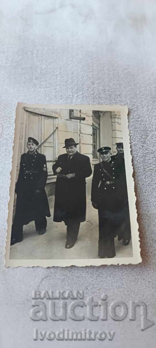 Снимка София Трима мъже на разходка
