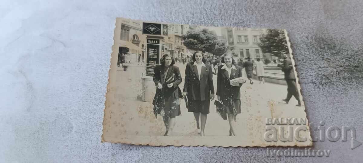 Photo Sofia Three young girls on a walk