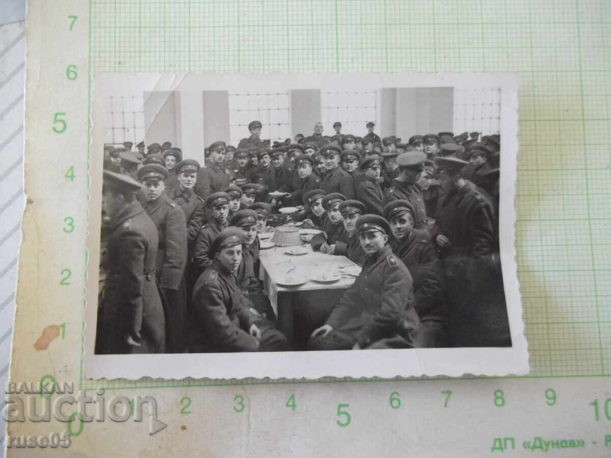 Παλιά φωτογραφία μιας ομάδας στρατιωτών στην τραπεζαρία