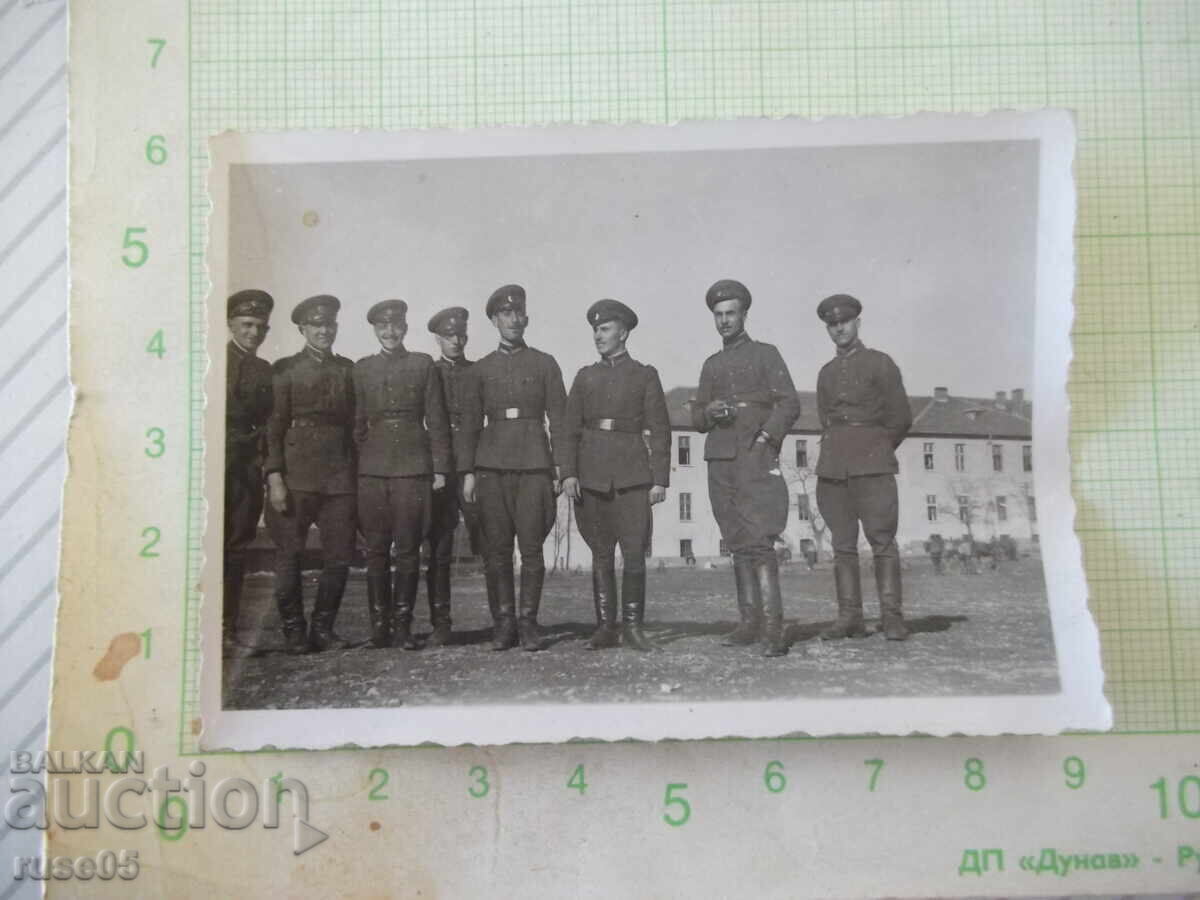 Φωτογραφία ομάδας στρατιωτικών μπροστά από ένα παλιό κτίριο