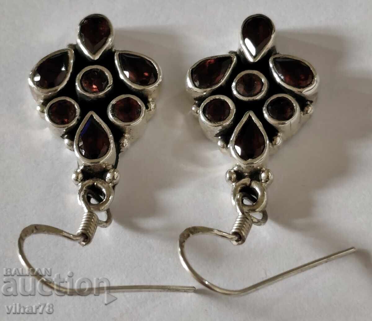 Delivery of Vintage silver earrings with garnets