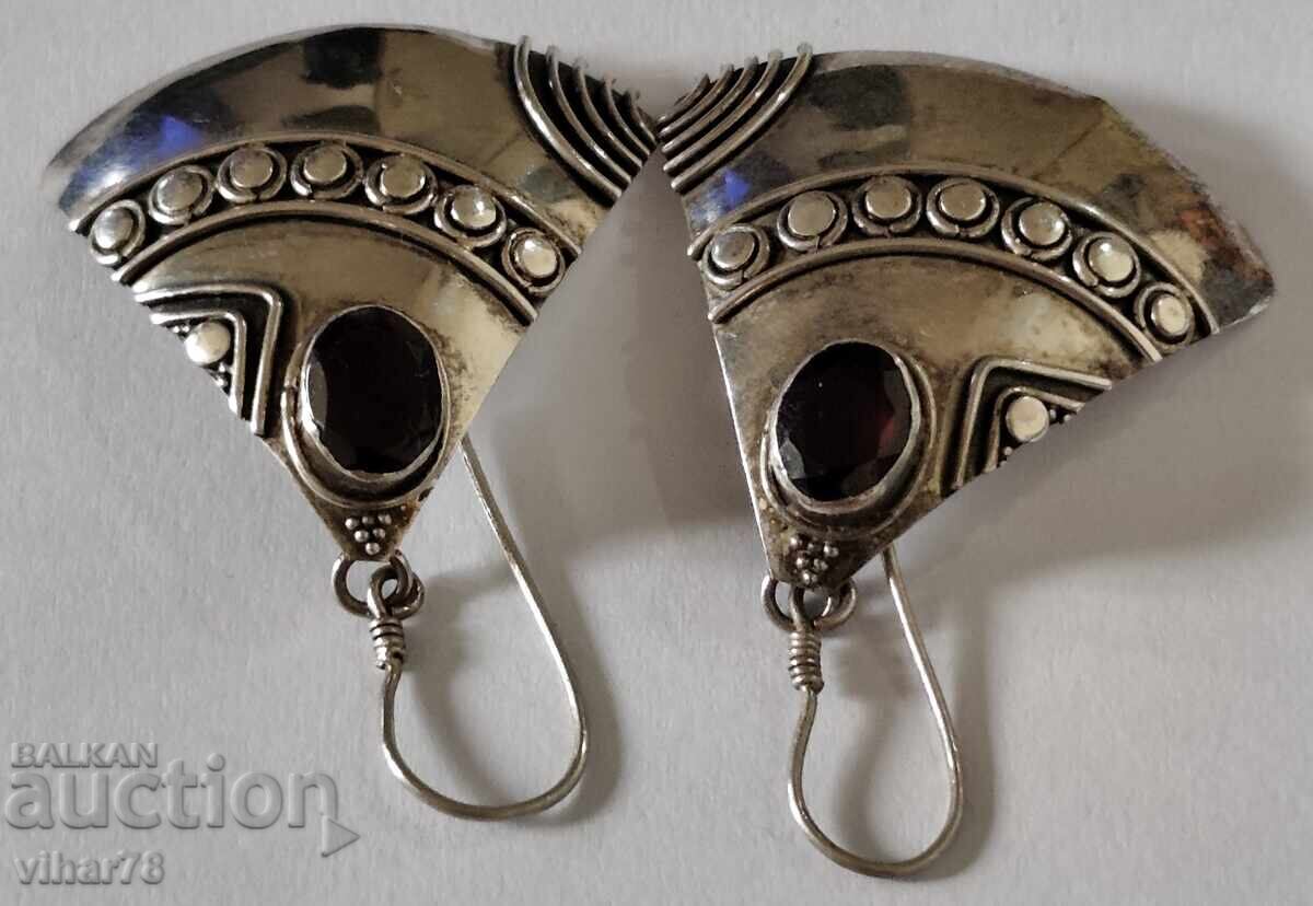 Delivery of Vintage silver earrings with garnets
