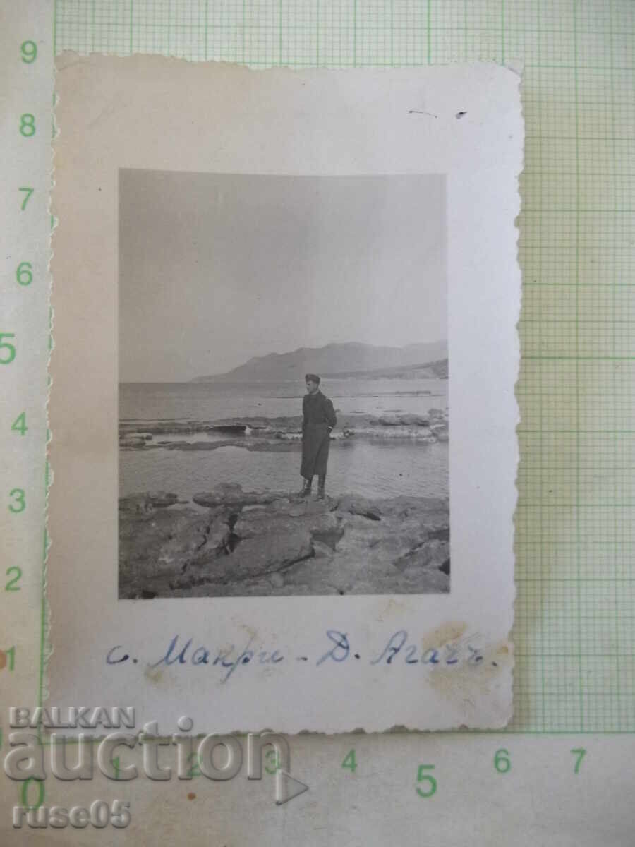 Παλιά φωτογραφία στρατιωτικού σε βράχια στη θάλασσα κοντά στο χωριό Μάκρη-Αλεξανδρούπολη