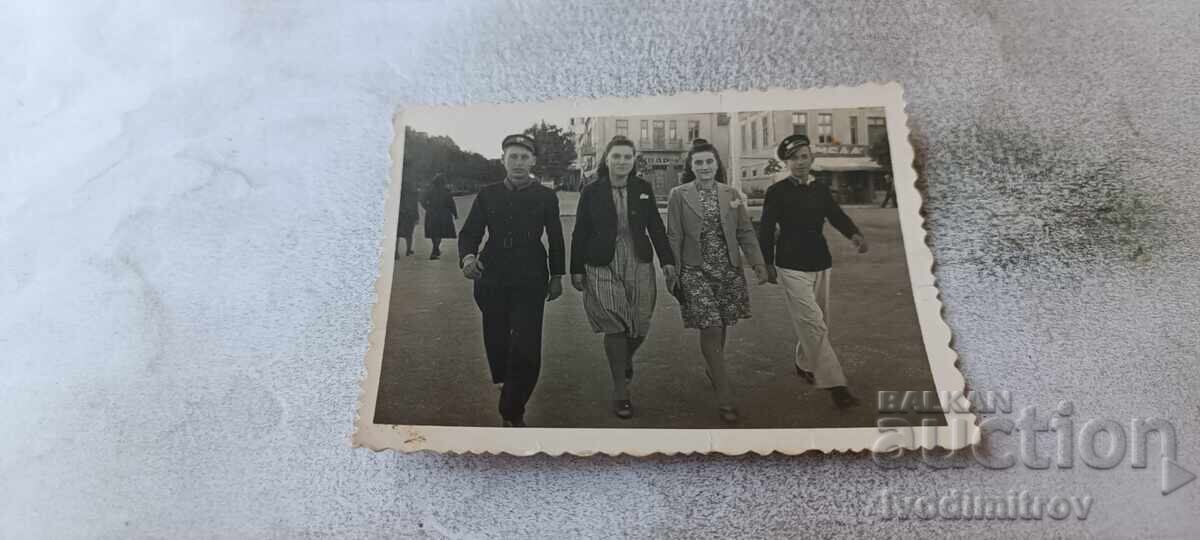 Photo Varna Two young men and two young women on a walk
