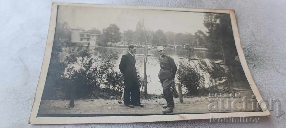 Φωτογραφία αξιωματικού του 15ου συντάγματος πεζικού του Λομ και άνδρα δίπλα σε λίμνη
