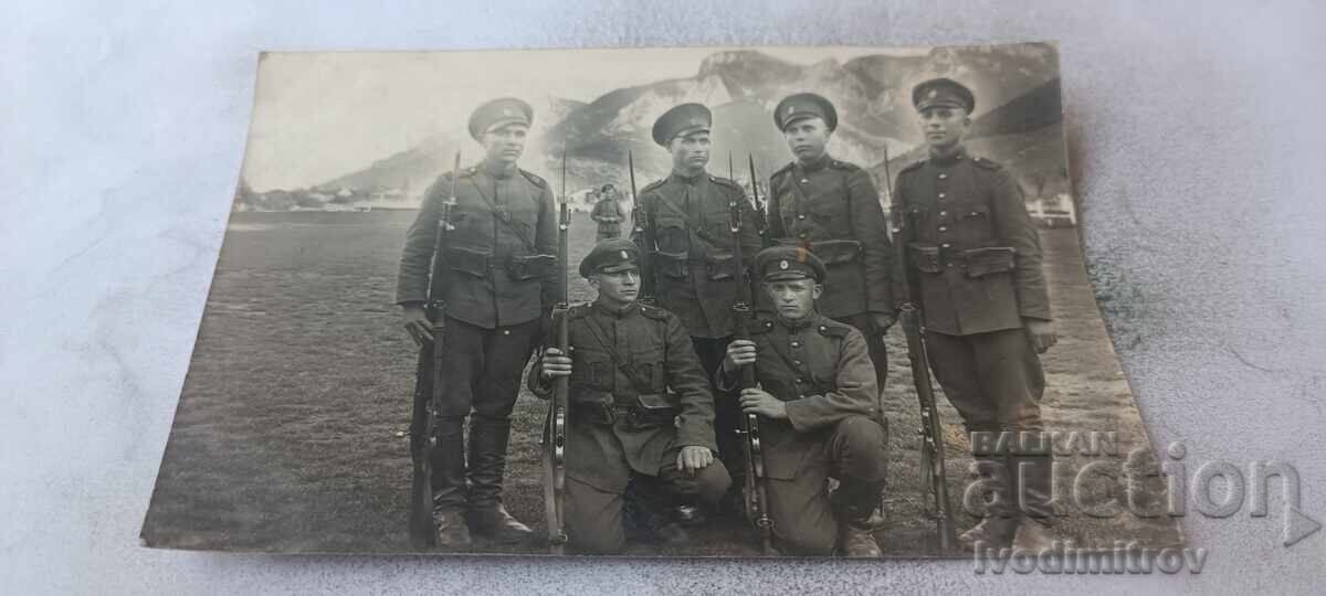 Photo Soldiers with rifles with bayonets