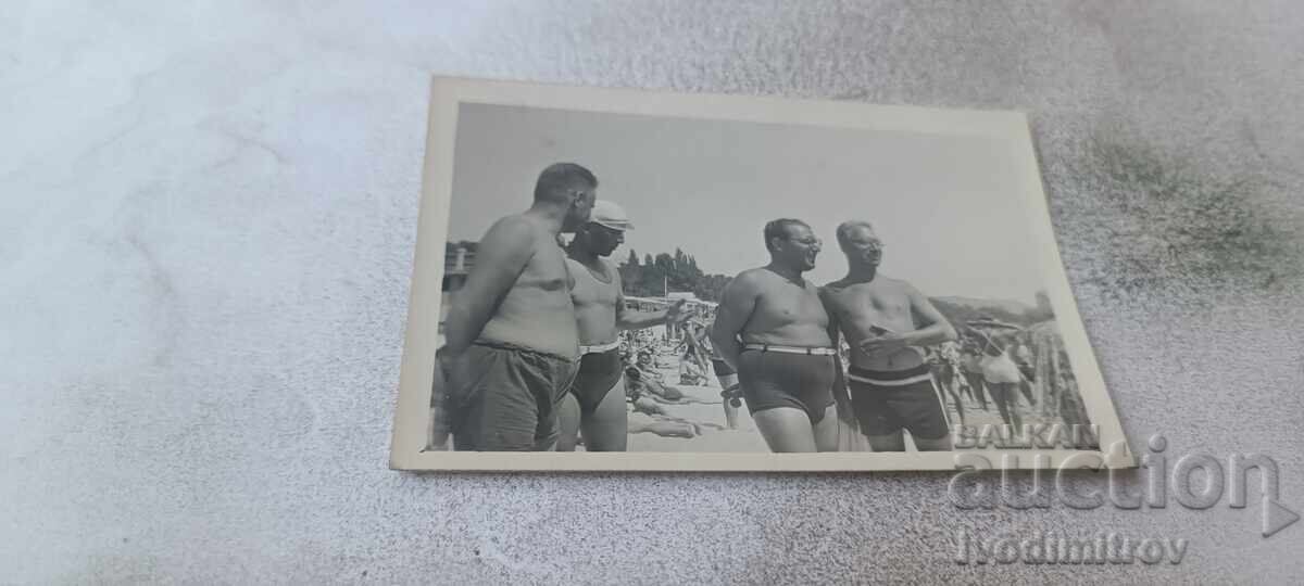Φωτογραφία Τέσσερις άνδρες στην παραλία