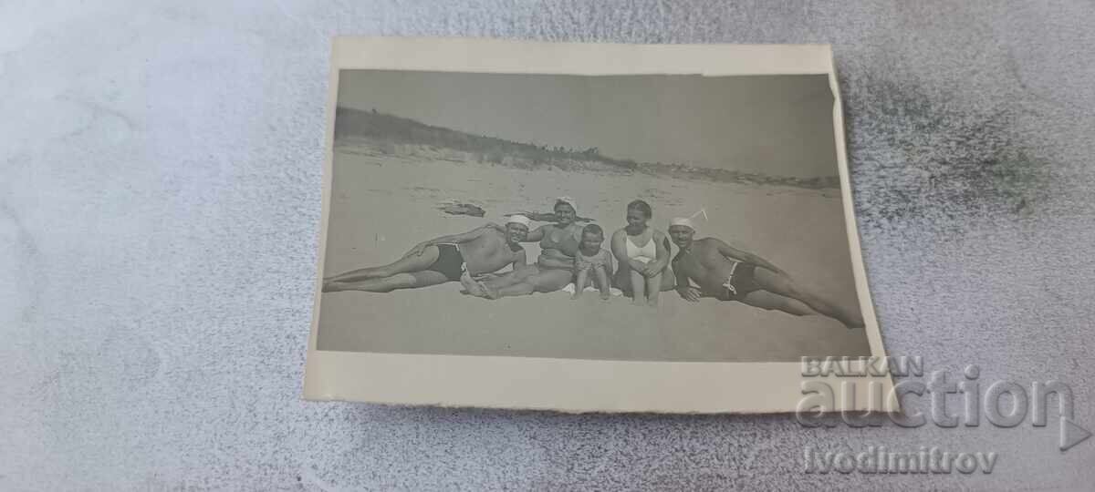 Photo Men women and boy on the beach