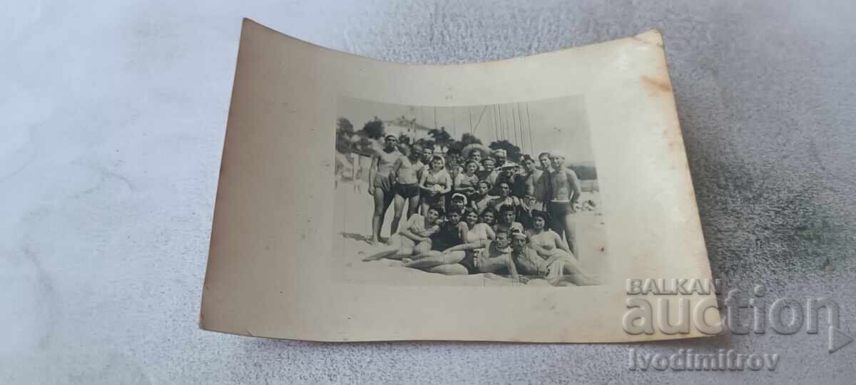 Photo Young men and women on the beach