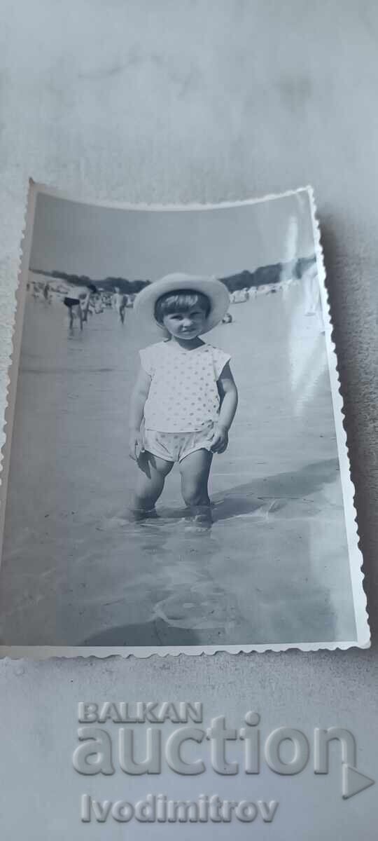 Fotografie Fetiță pe malul mării
