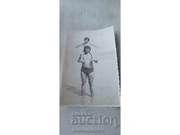 Photo Kiten Man with a little girl on his shoulders on the seashore