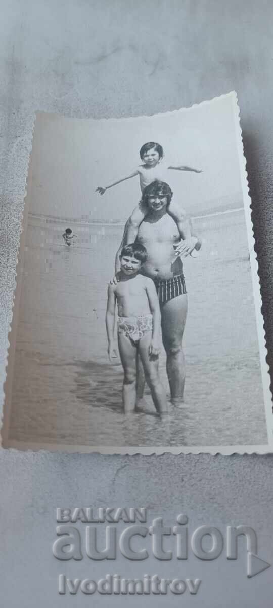 Photo Kiten Man boy and little girl on the seashore 1975