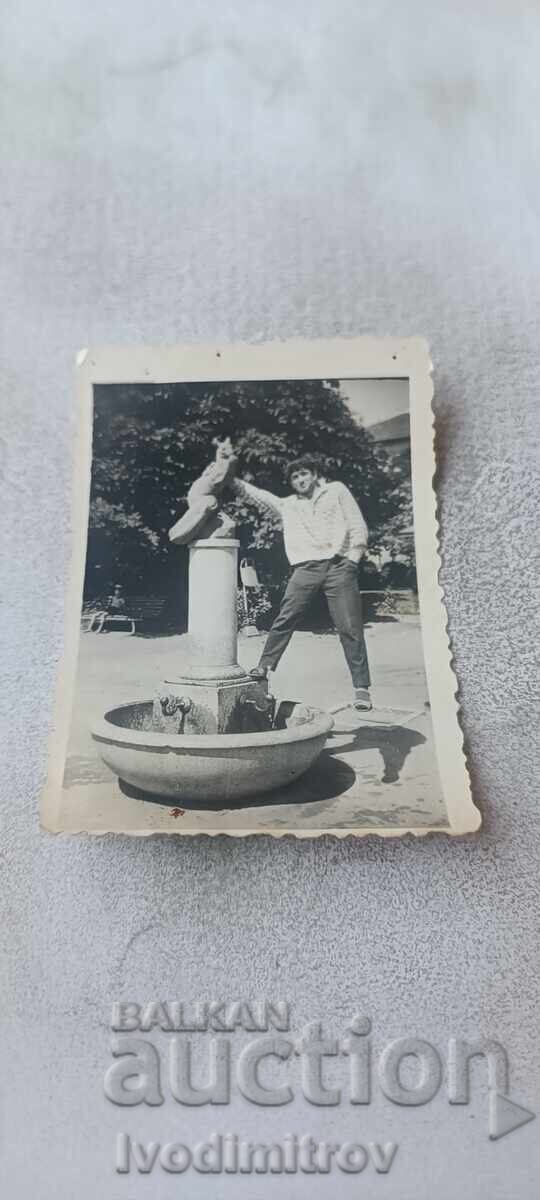 Fotografie Sofia Tânăr lângă o cișmea cu cangur