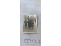 Снимка София Мъж и две жени пред Съдебната палата