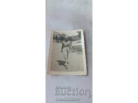 Photo Varna Young woman on a walk