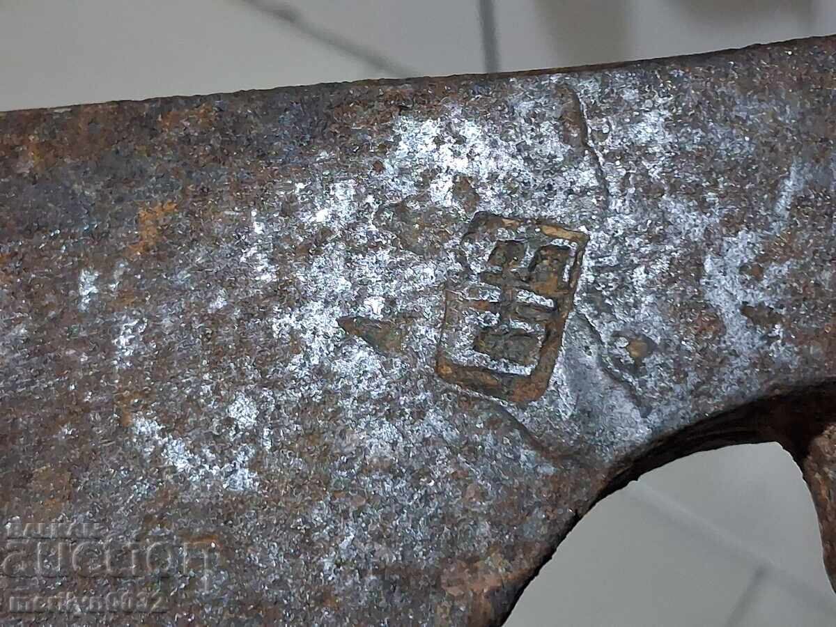 Παλιό τσεκούρι με σφραγίδα τεχνίτη, εργαλείο από σφυρήλατο σίδερο με τιμή € 39.43 | 77.12 BGN Παλιό τσεκούρι με σφραγίδα τεχνίτη, εργαλείο από σφυρήλατο σίδερο με τιμή € 39.43 | 77.12 BGN