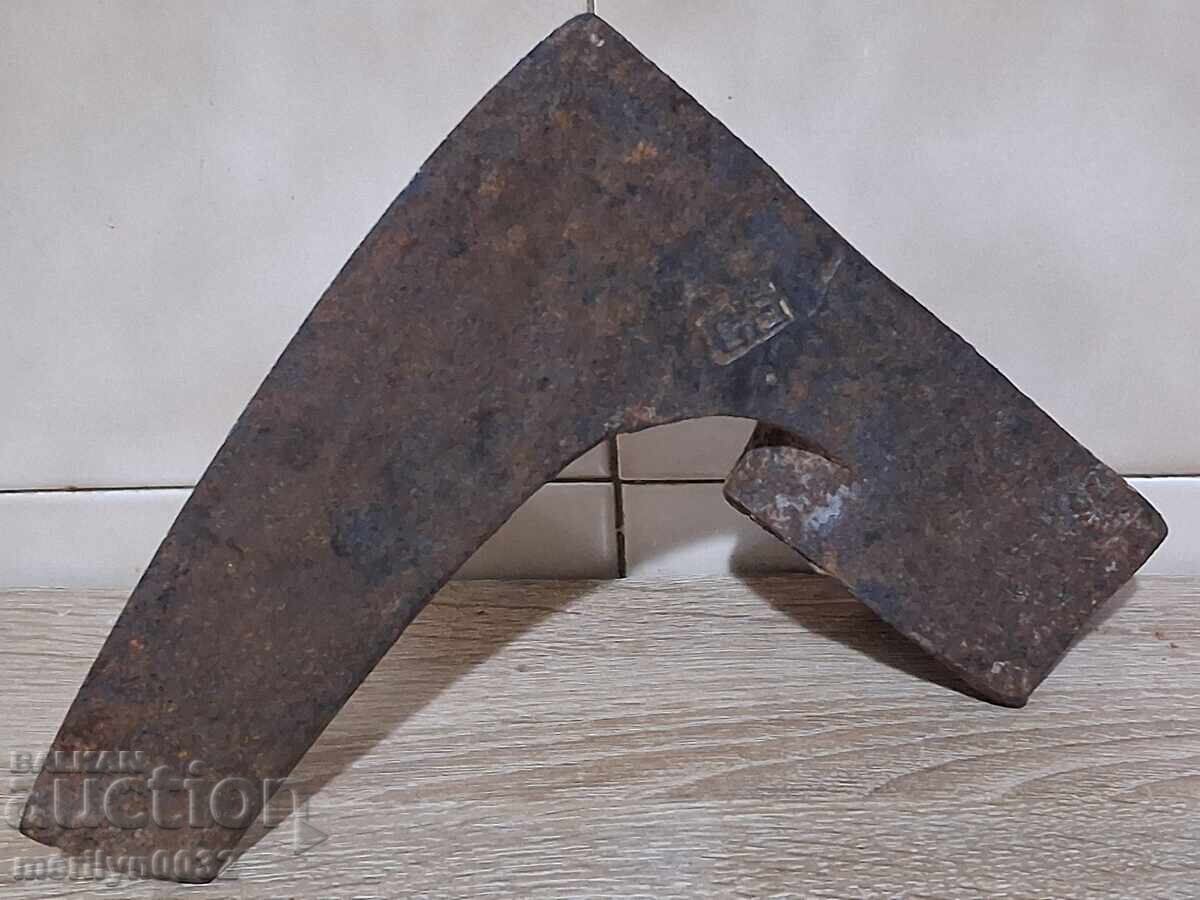 Παράδοση Παλιό τσεκούρι με σφραγίδα τεχνίτη, εργαλείο από σφυρήλατο σίδερο Παράδοση Παλιό τσεκούρι με σφραγίδα τεχνίτη, εργαλείο από σφυρήλατο σίδερο