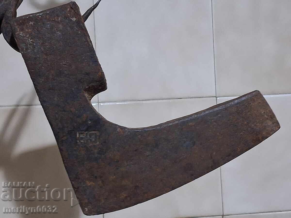 Παλιό τσεκούρι με σφραγίδα τεχνίτη, εργαλείο από σφυρήλατο σίδερο Παλιό τσεκούρι με σφραγίδα τεχνίτη, εργαλείο από σφυρήλατο σίδερο