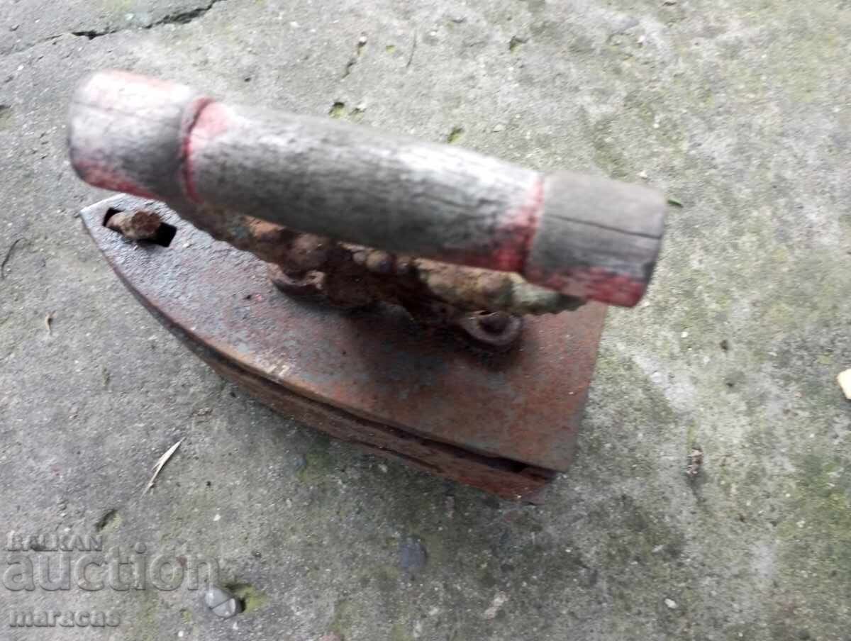 Old cast iron iron with price € 16.00 | 31.29 BGN Old cast iron iron with price € 16.00 | 31.29 BGN