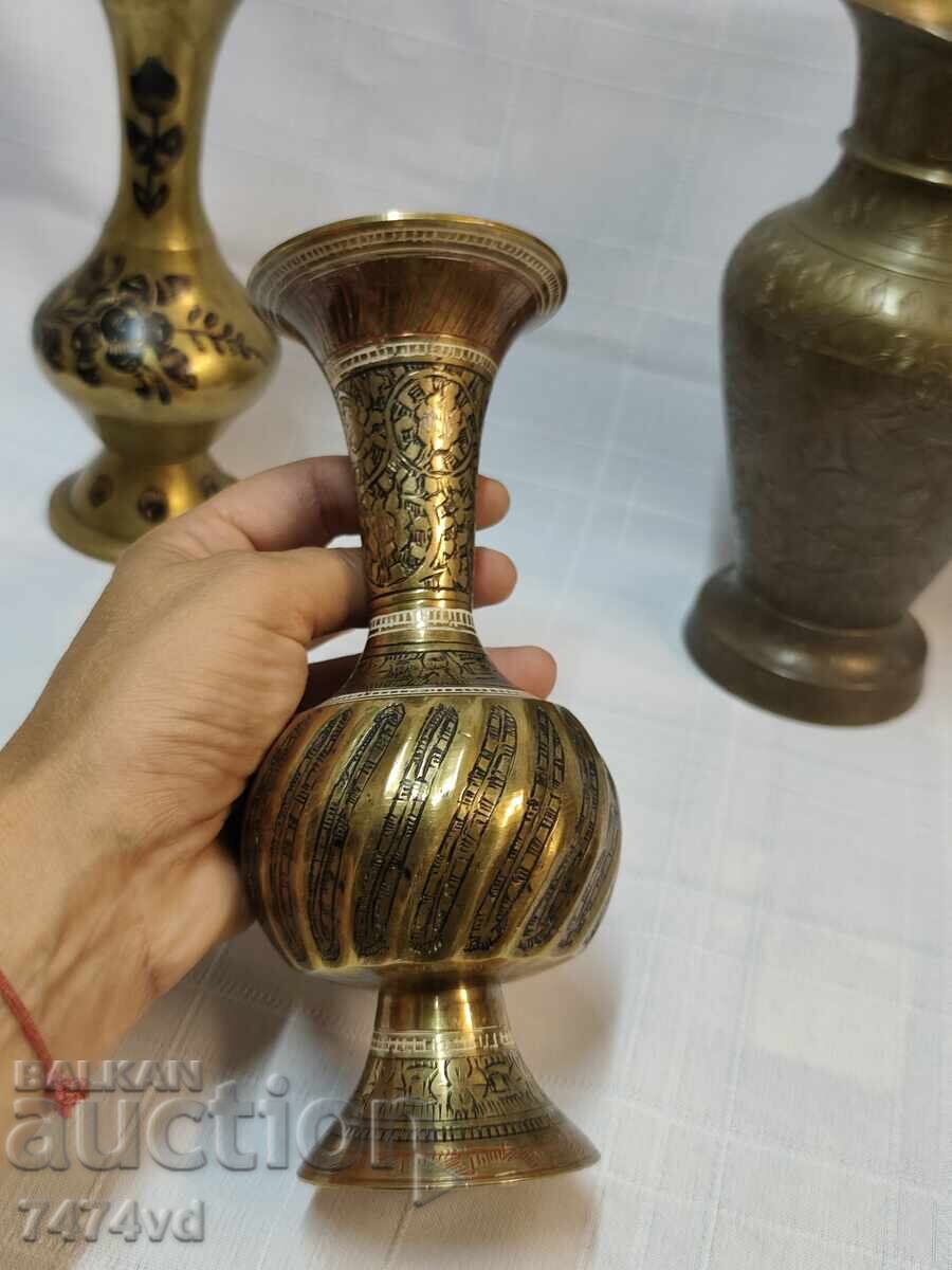 Δημοπρασία Σετ από τρεις αυθεντικές vintage κανάτες, βάζα από μασίφ ορείχαλκο Δημοπρασία Σετ από τρεις αυθεντικές vintage κανάτες, βάζα από μασίφ ορείχαλκο