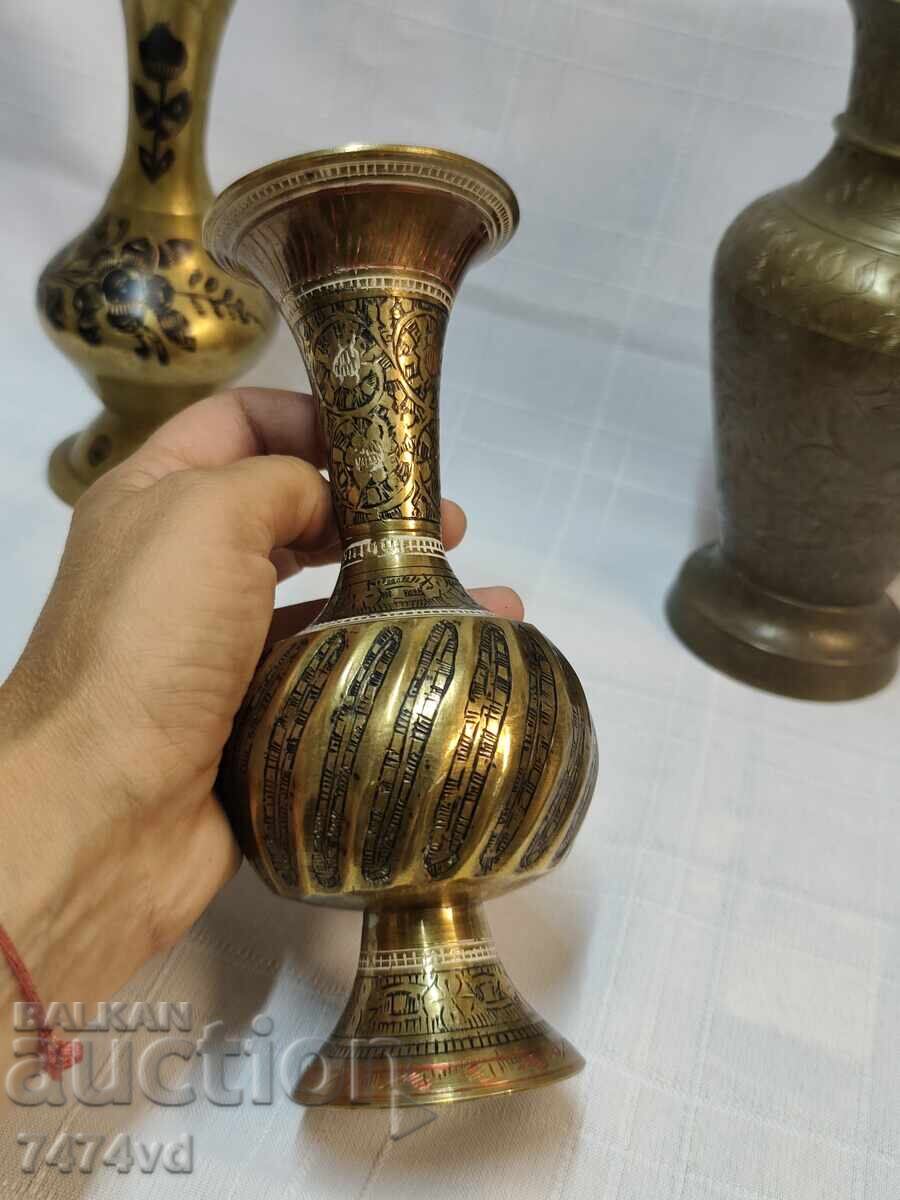 Παράδοση Σετ από τρεις αυθεντικές vintage κανάτες, βάζα από μασίφ ορείχαλκο Παράδοση Σετ από τρεις αυθεντικές vintage κανάτες, βάζα από μασίφ ορείχαλκο