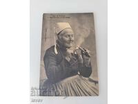 Стара пощенска картичка жена с лула около 1915г Франция