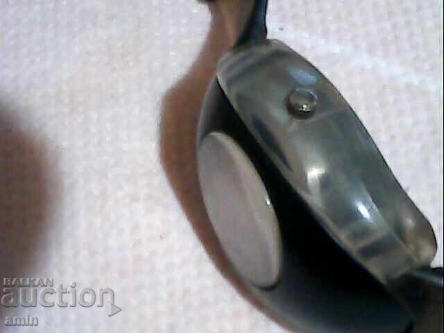 Auction Interesting red watch, works, no battery Auction Interesting red watch, works, no battery