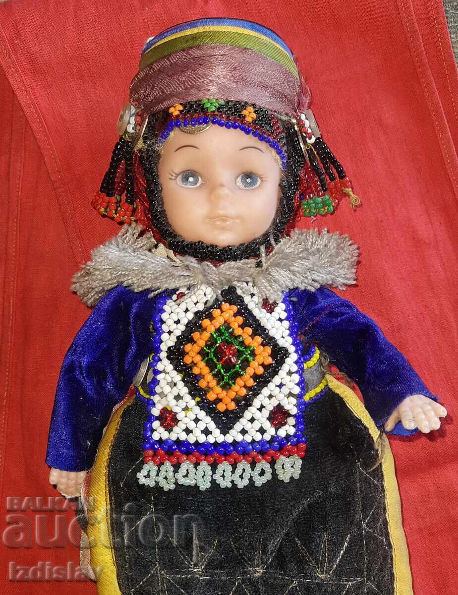 Стара кукла,облечена в традиционни дрехи. с цена € 55.00 | 107.57 лв. Стара кукла,облечена в традиционни дрехи. с цена € 55.00 | 107.57 лв.