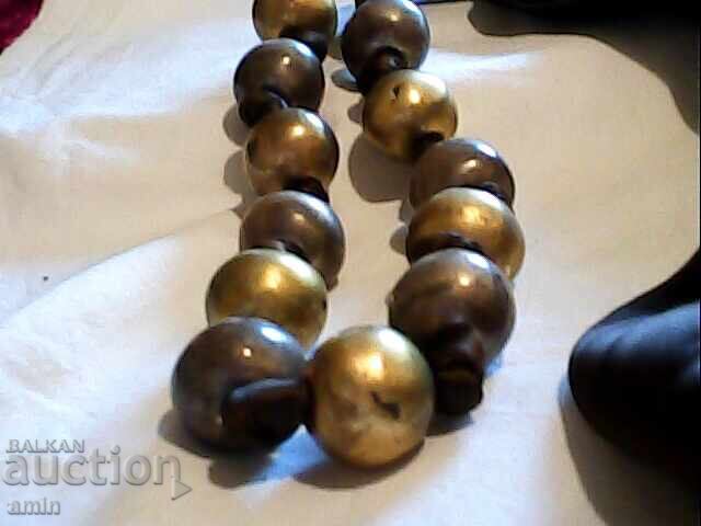 Colier frumos cu bile mari de 26 mm cu preț € 5.00 | 9.78 BGN Colier frumos cu bile mari de 26 mm cu preț € 5.00 | 9.78 BGN