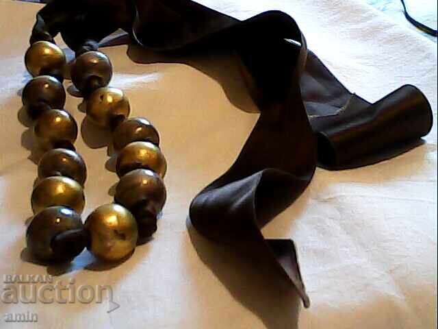 Licitație Colier frumos cu bile mari de 26 mm Licitație Colier frumos cu bile mari de 26 mm