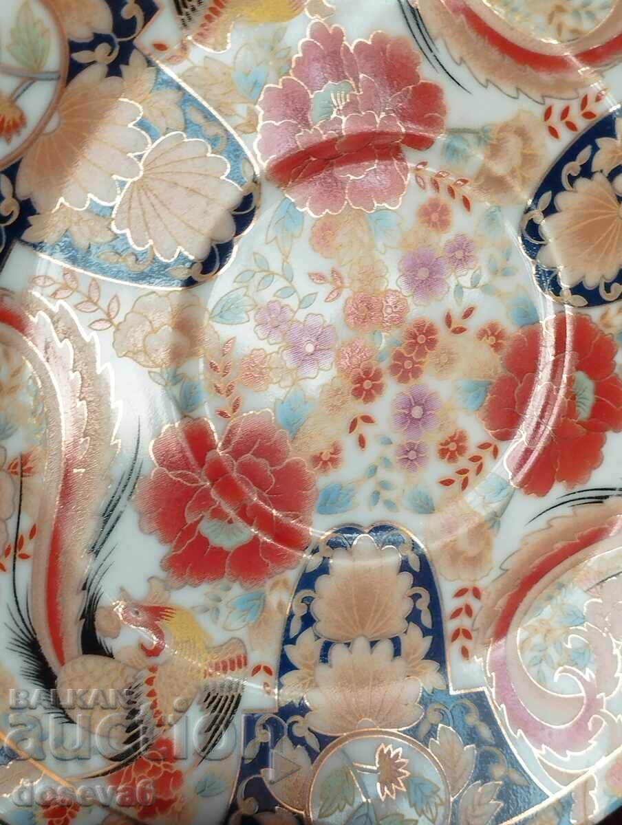 Auction Set of 4 Yaran porcelain charger plates, Imari style Auction Set of 4 Yaran porcelain charger plates, Imari style