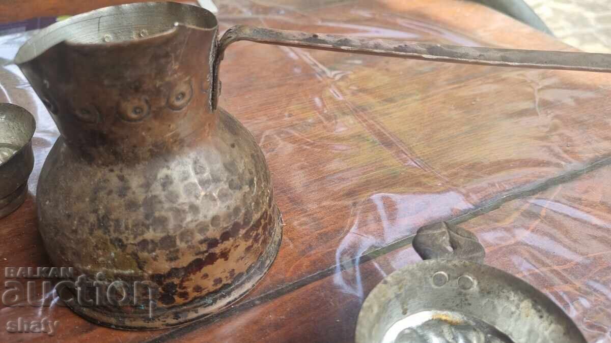 Παλιό χάλκινο μπρίκι με χάλκινα φλιτζάνια με τιμή € 30.00 | 58.68 BGN Παλιό χάλκινο μπρίκι με χάλκινα φλιτζάνια με τιμή € 30.00 | 58.68 BGN
