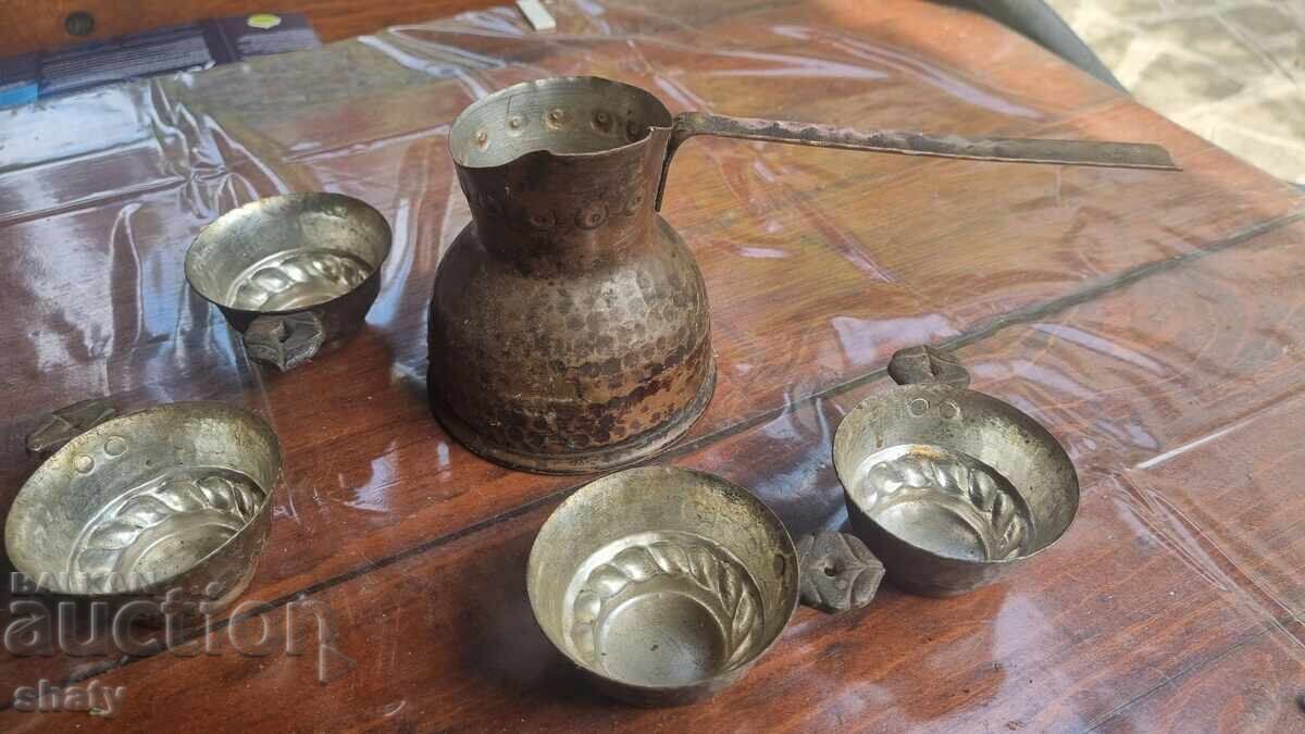 Παλιό χάλκινο μπρίκι με χάλκινα φλιτζάνια Παλιό χάλκινο μπρίκι με χάλκινα φλιτζάνια
