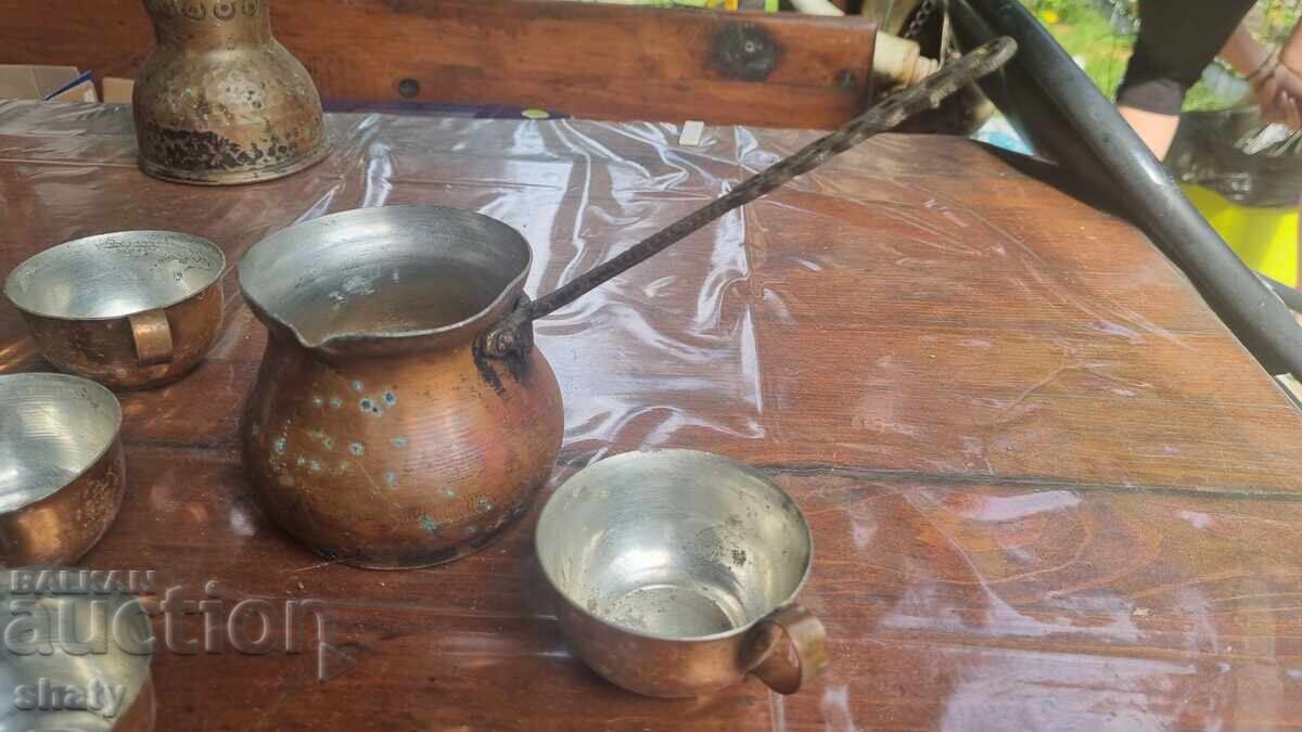 Παλιό χάλκινο μπρίκι με χάλκινα φλιτζάνια με τιμή € 30.00 | 58.68 BGN Παλιό χάλκινο μπρίκι με χάλκινα φλιτζάνια με τιμή € 30.00 | 58.68 BGN