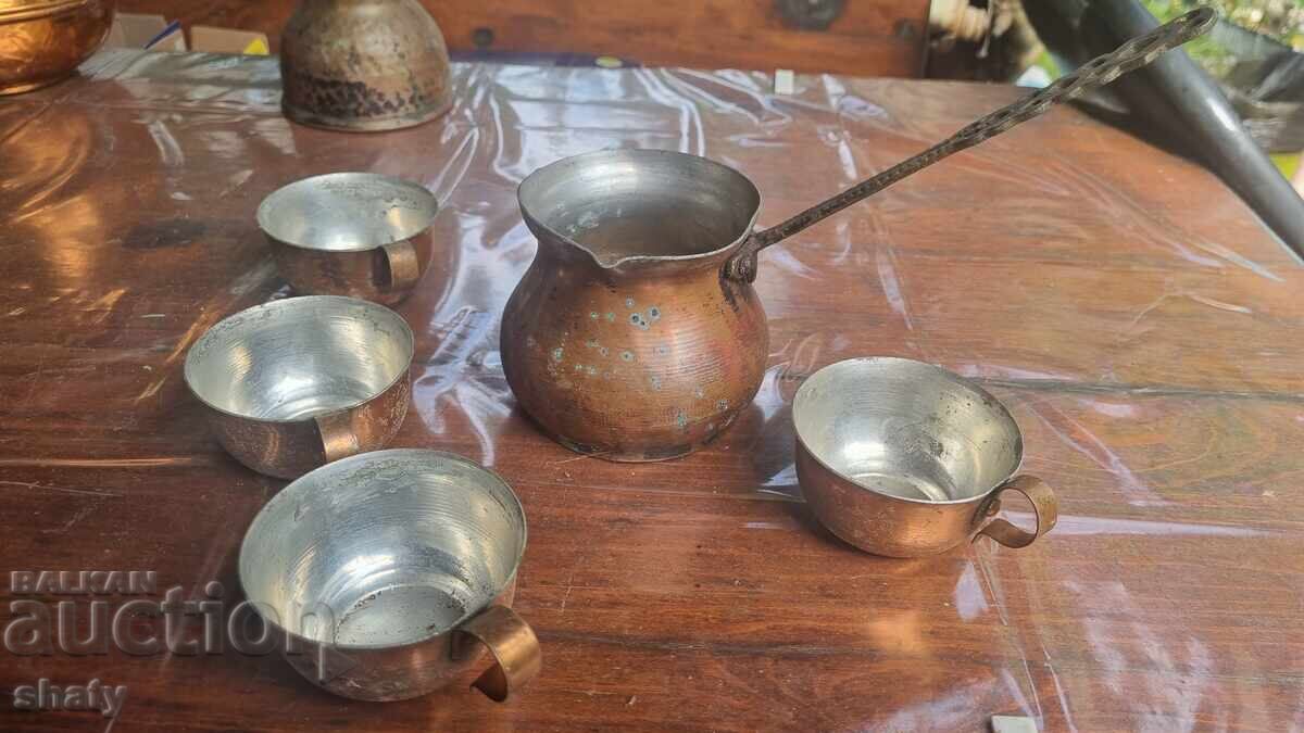 Παράδοση Παλιό χάλκινο μπρίκι με χάλκινα φλιτζάνια Παράδοση Παλιό χάλκινο μπρίκι με χάλκινα φλιτζάνια