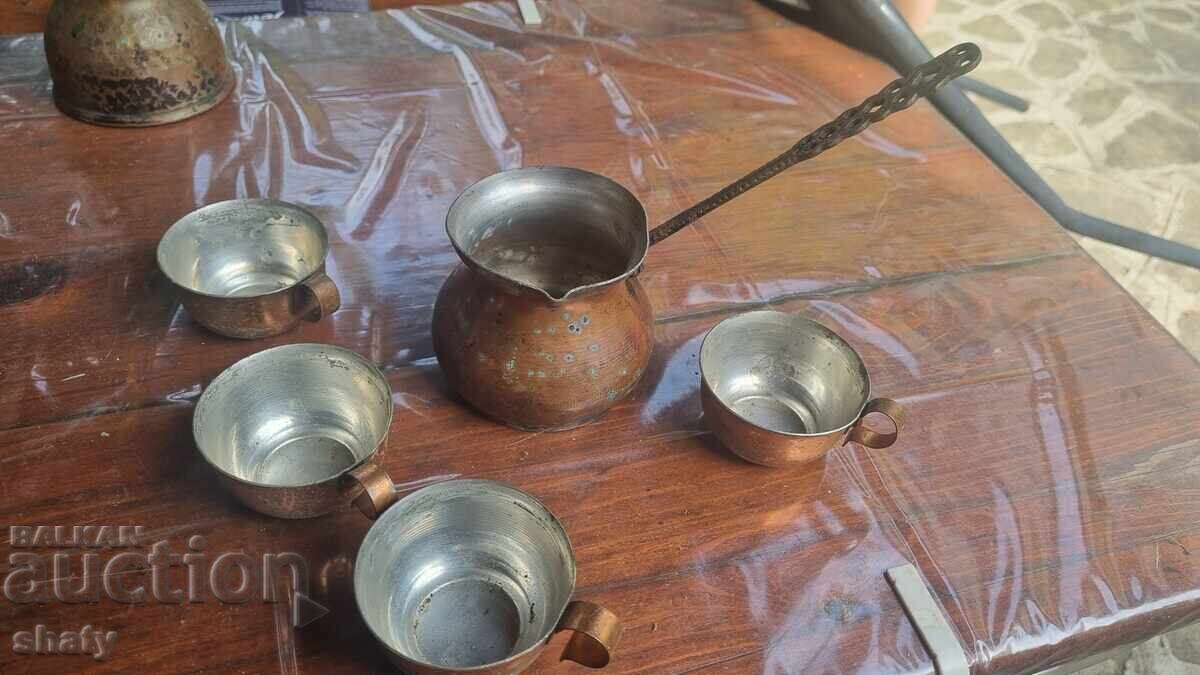 Παλιό χάλκινο μπρίκι με χάλκινα φλιτζάνια Παλιό χάλκινο μπρίκι με χάλκινα φλιτζάνια