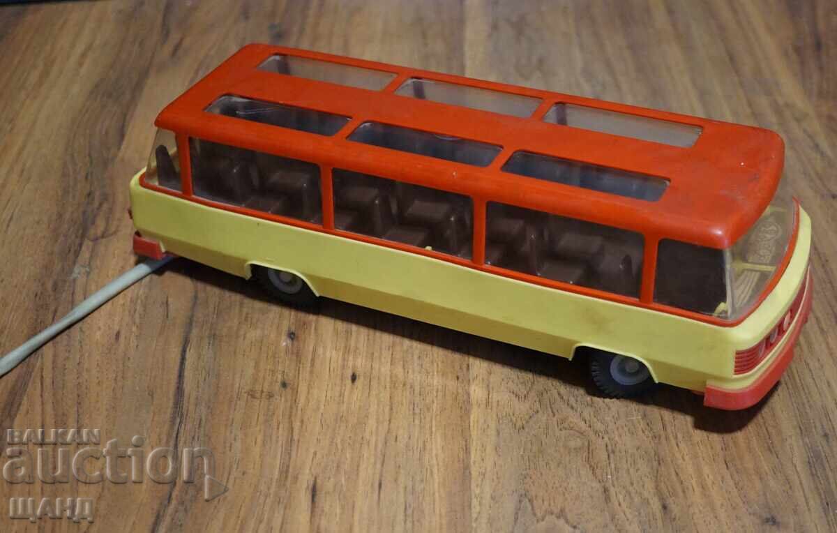 Стара Полска пластмасова играчка модел автобус на батерии с цена € 7.35 | 14.38 лв. Стара Полска пластмасова играчка модел автобус на батерии с цена € 7.35 | 14.38 лв.