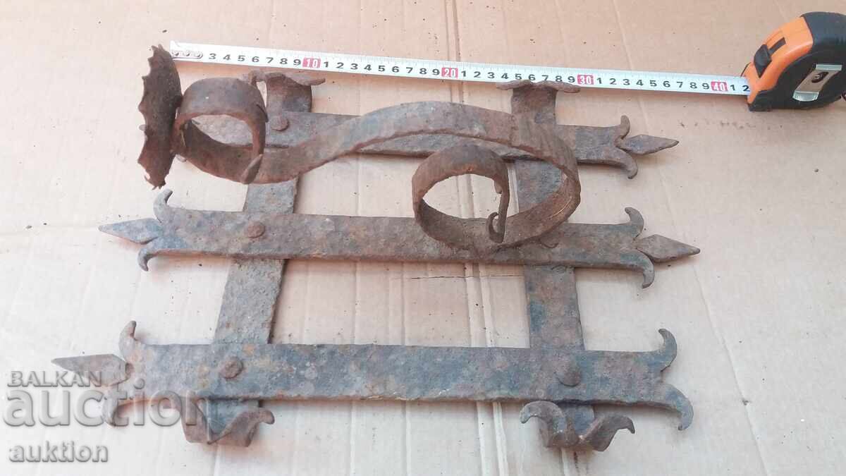 WROUGHT IRON MASSIVE REVIVAL-STYLE WALL CANDLE HOLDER with price € 8.99 | 17.58 BGN WROUGHT IRON MASSIVE REVIVAL-STYLE WALL CANDLE HOLDER with price € 8.99 | 17.58 BGN