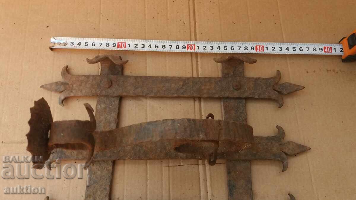 Delivery of WROUGHT IRON MASSIVE REVIVAL-STYLE WALL CANDLE HOLDER Delivery of WROUGHT IRON MASSIVE REVIVAL-STYLE WALL CANDLE HOLDER