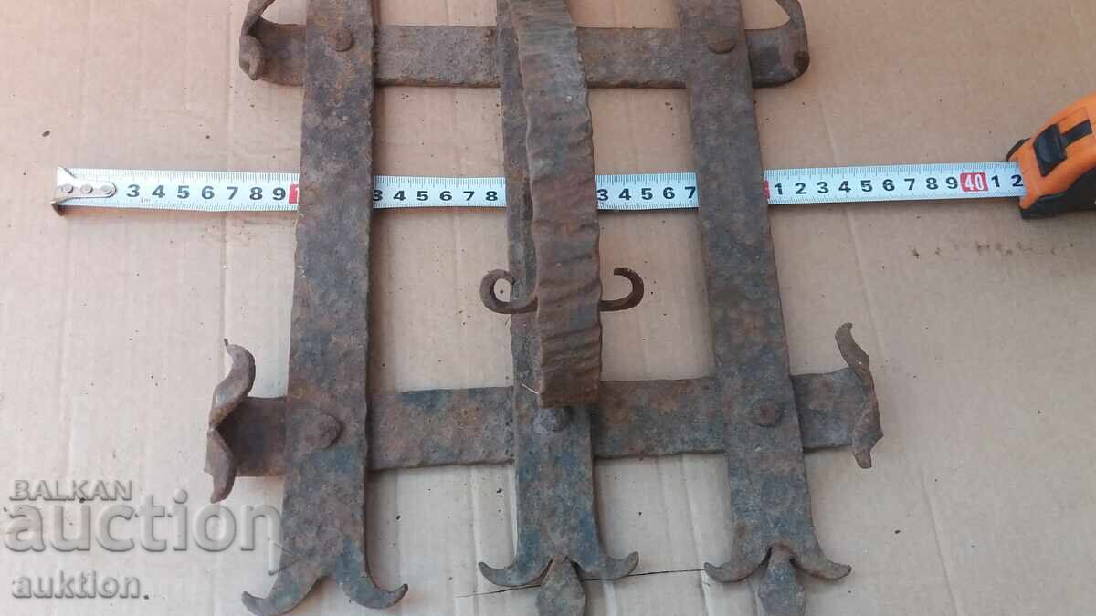 WROUGHT IRON MASSIVE REVIVAL-STYLE WALL CANDLE HOLDER - 6 WROUGHT IRON MASSIVE REVIVAL-STYLE WALL CANDLE HOLDER - 6