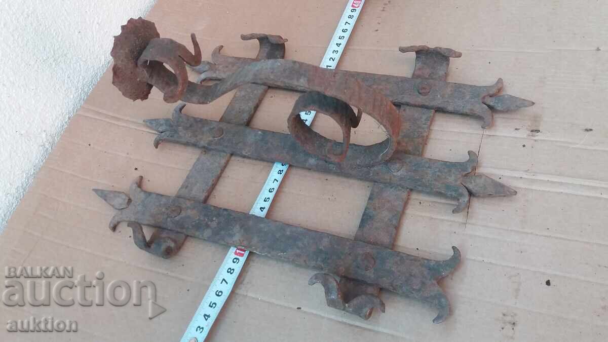 WROUGHT IRON MASSIVE REVIVAL-STYLE WALL CANDLE HOLDER - 7 WROUGHT IRON MASSIVE REVIVAL-STYLE WALL CANDLE HOLDER - 7
